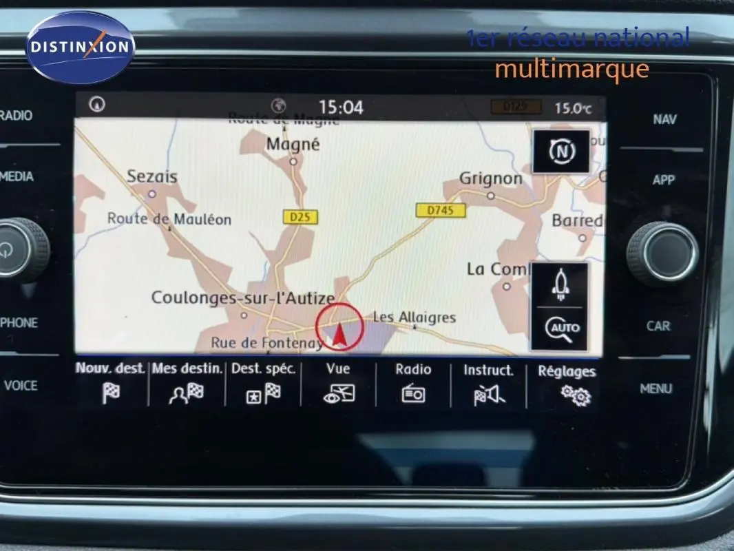 Écran tactile du système de navigation du Volkswagen T-Roc noir, affichant une carte routière en intérieur.