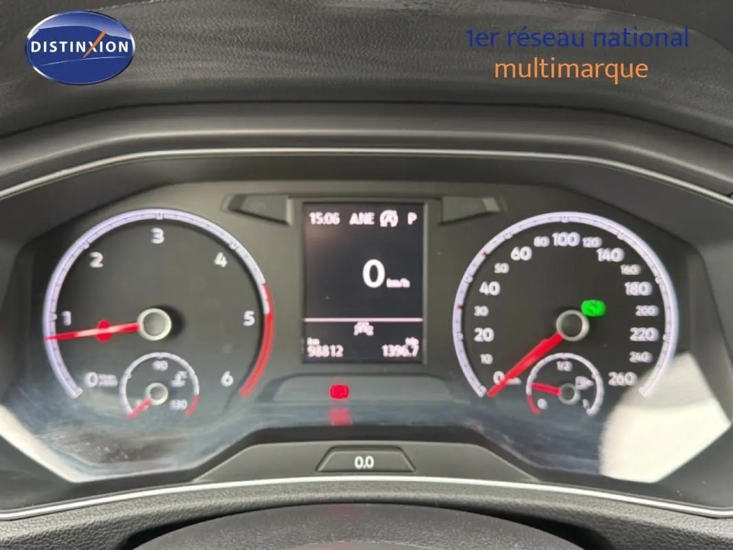 Vue rapprochée du tableau de bord numérique du Volkswagen T-Roc noir, affichant la vitesse à 0 km/h et le compteur.
