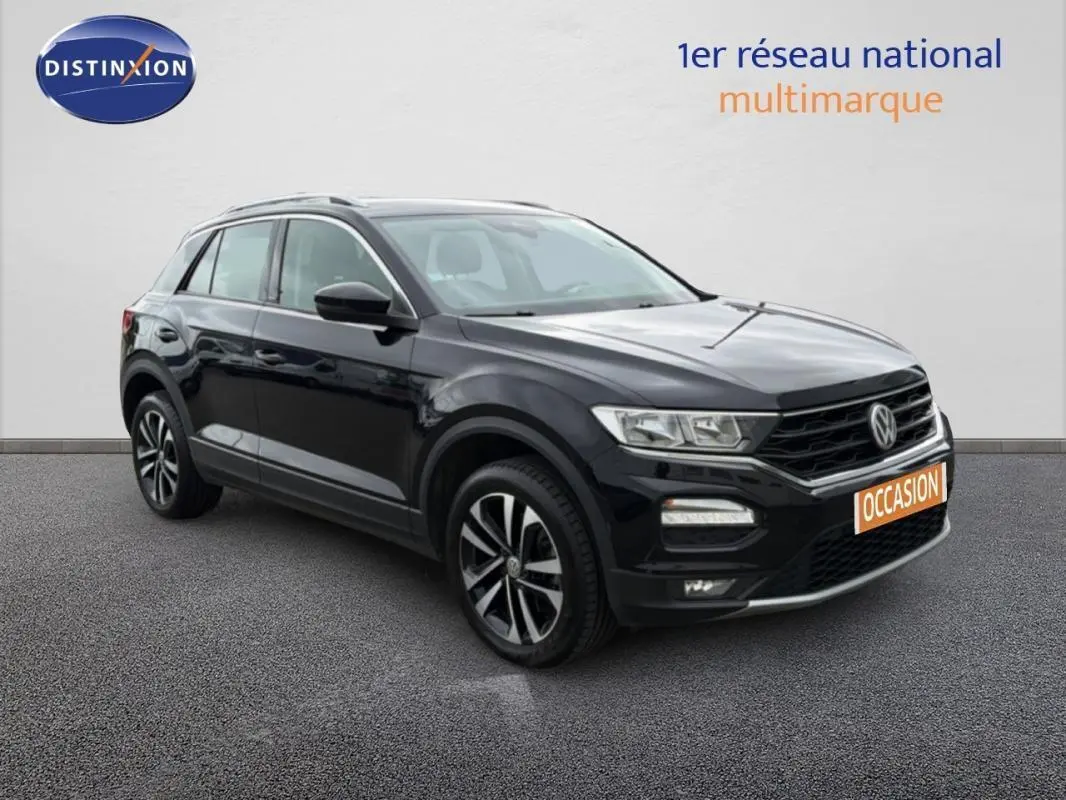 Volkswagen T-Roc noir vue 3/4 avant droit, jantes alliage 17 pouces et phares LED visibles sur fond neutre.