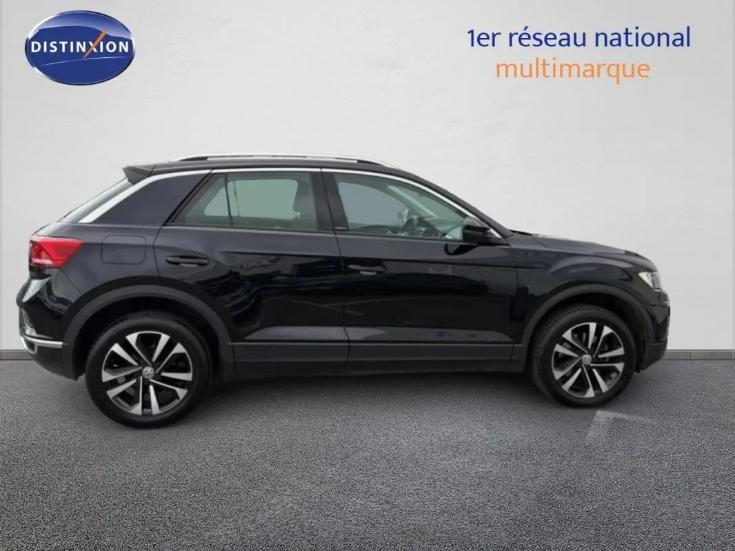 Vue de profil côté gauche d’un Volkswagen T-Roc noir 2020 avec jantes alliage 17 pouces et toit ouvrant.