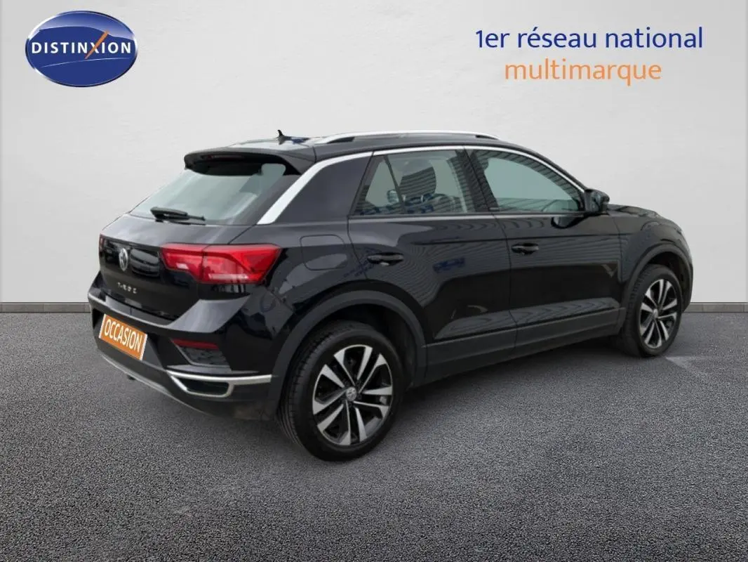 Volkswagen T-Roc noir vue 3/4 arrière droit, jantes alliage 17 pouces et feux arrière distinctifs visibles.