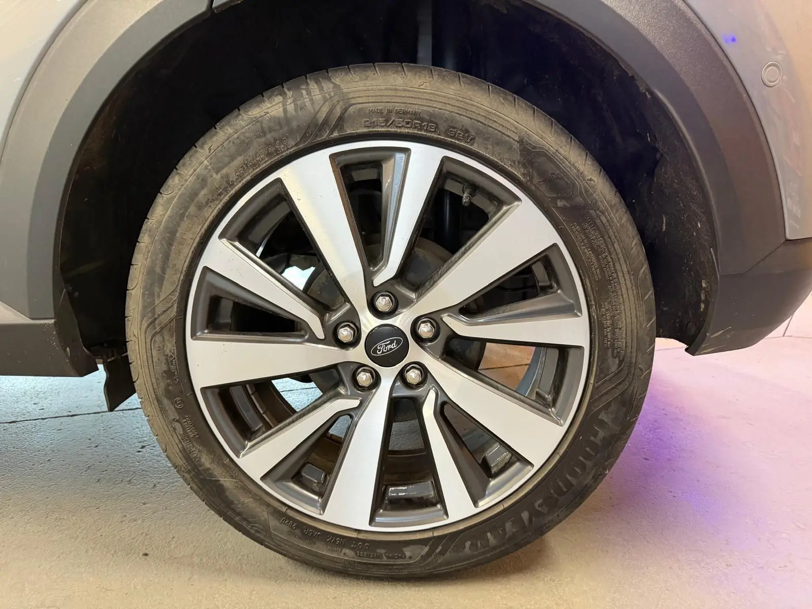 Gros plan sur la roue avant droite d'une Ford Puma gris 2021 avec jante alliage à dix branches.