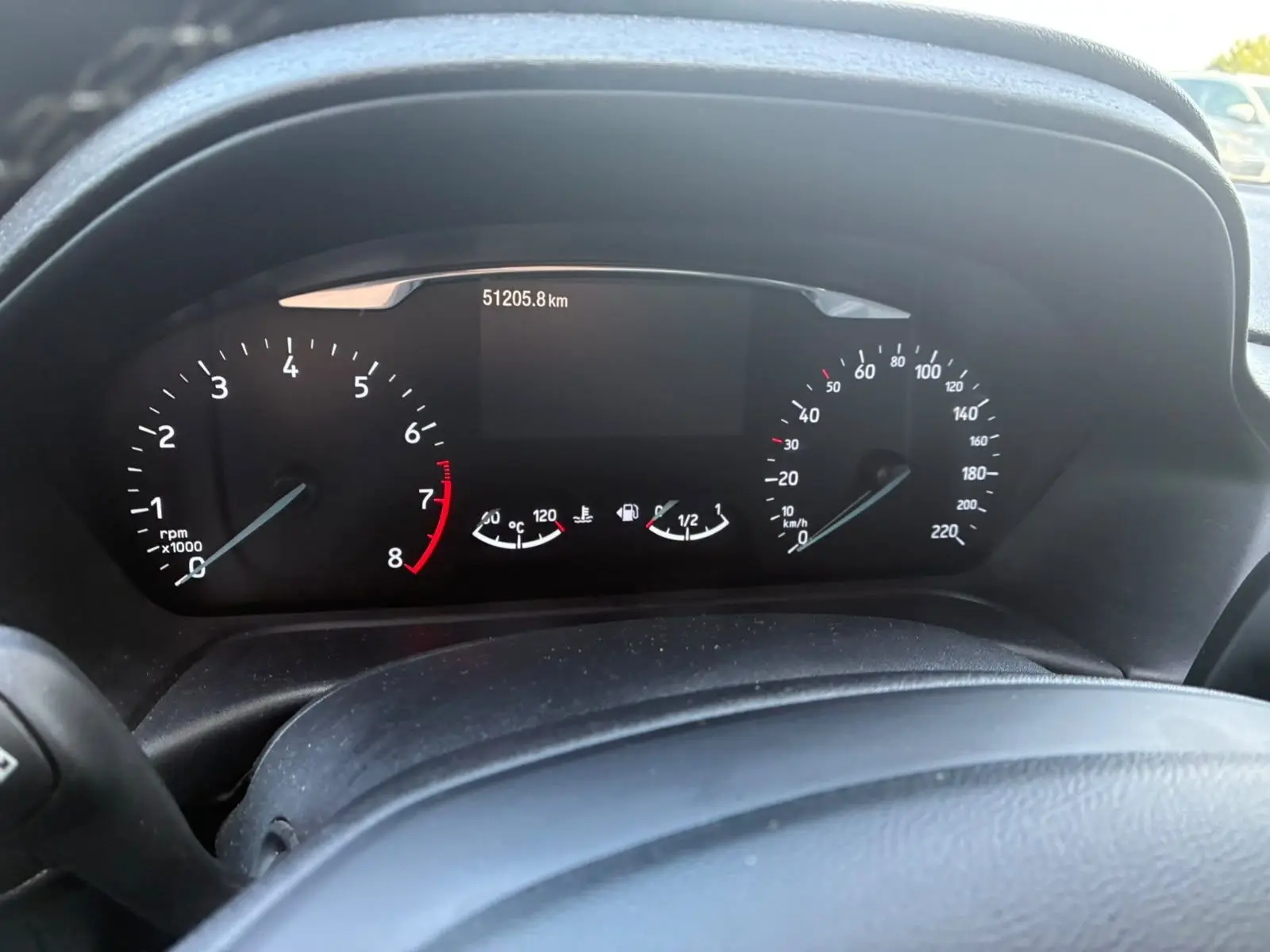 Vue rapprochée du tableau de bord noir du Ford Puma gris, affichant le compteur kilométrique à 51205 km.