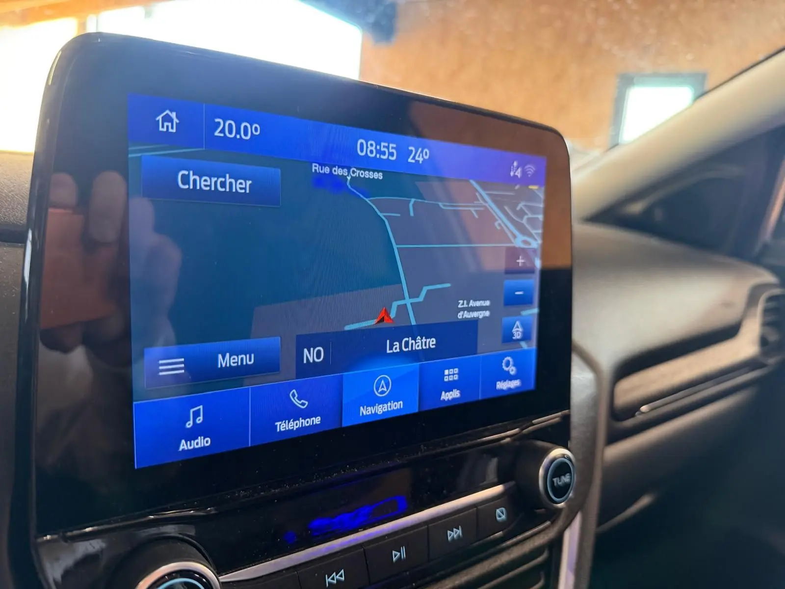 Écran tactile du système de navigation du Ford Puma 2021, affichant une carte avec options audio et téléphone.