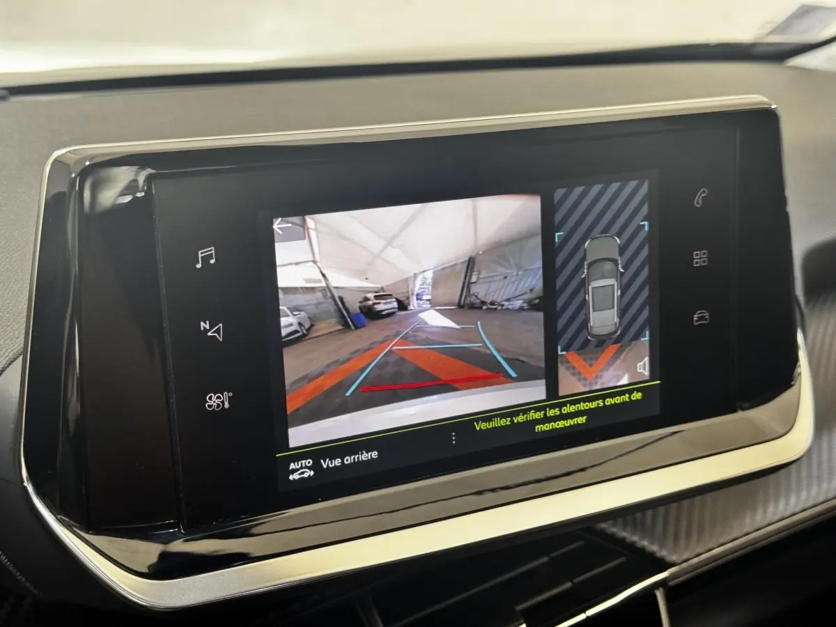 Écran tactile intérieur montrant la caméra de recul et l’aide au stationnement du Peugeot 2008 noir.