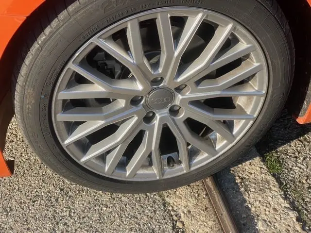 Gros plan sur la jante en alliage argentée de l'Audi TT orange 40 TFSI 197 CH Competition Plus Stronic 2021.