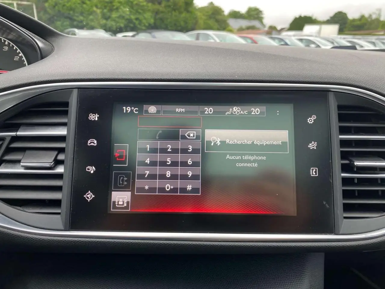 Écran tactile central de la Peugeot 308 SW GT Line 2017 affichant le menu de connexion Bluetooth, entouré de grilles d'aération noires.