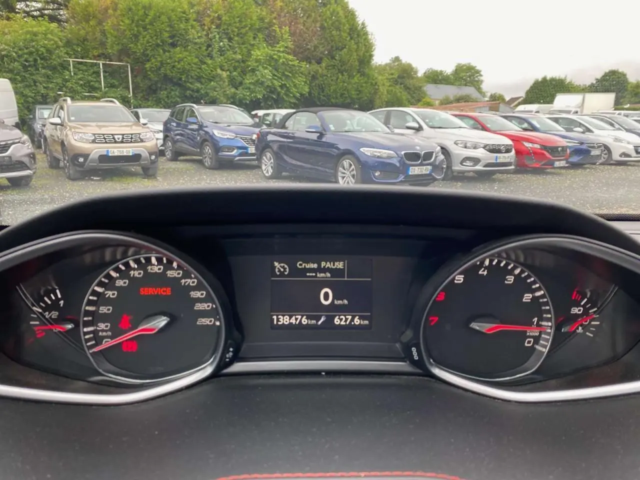 Vue intérieure du tableau de bord de la Peugeot 308 SW bleu magnétique, affichant le compteur et l'écran digital au repos.