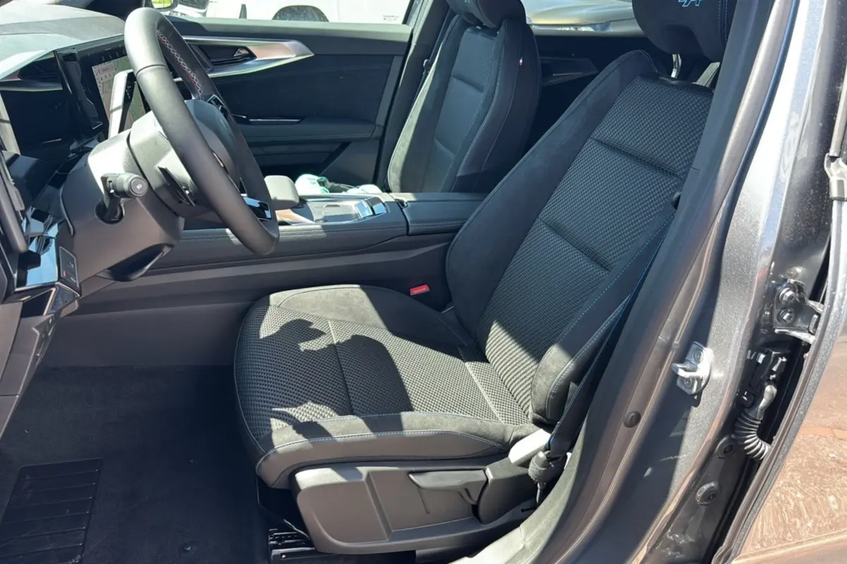 Intérieur côté conducteur du Renault Austral E-Tech 200 Esprit Alpine 2025, sièges en tissu noir et détails modernes.