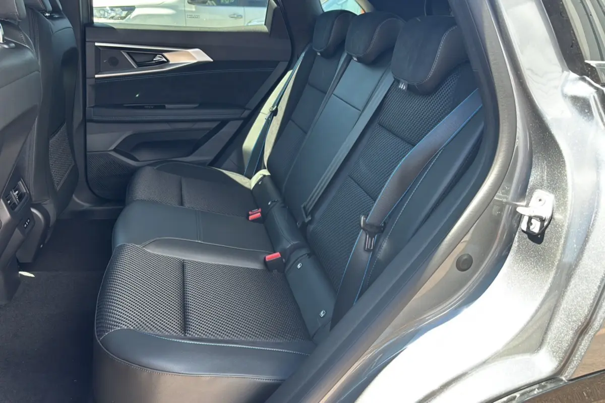 Vue côté droit de la banquette arrière en cuir noir avec surpiqûres bleues du Renault Austral E-Tech 200 Esprit Alpine 2025.