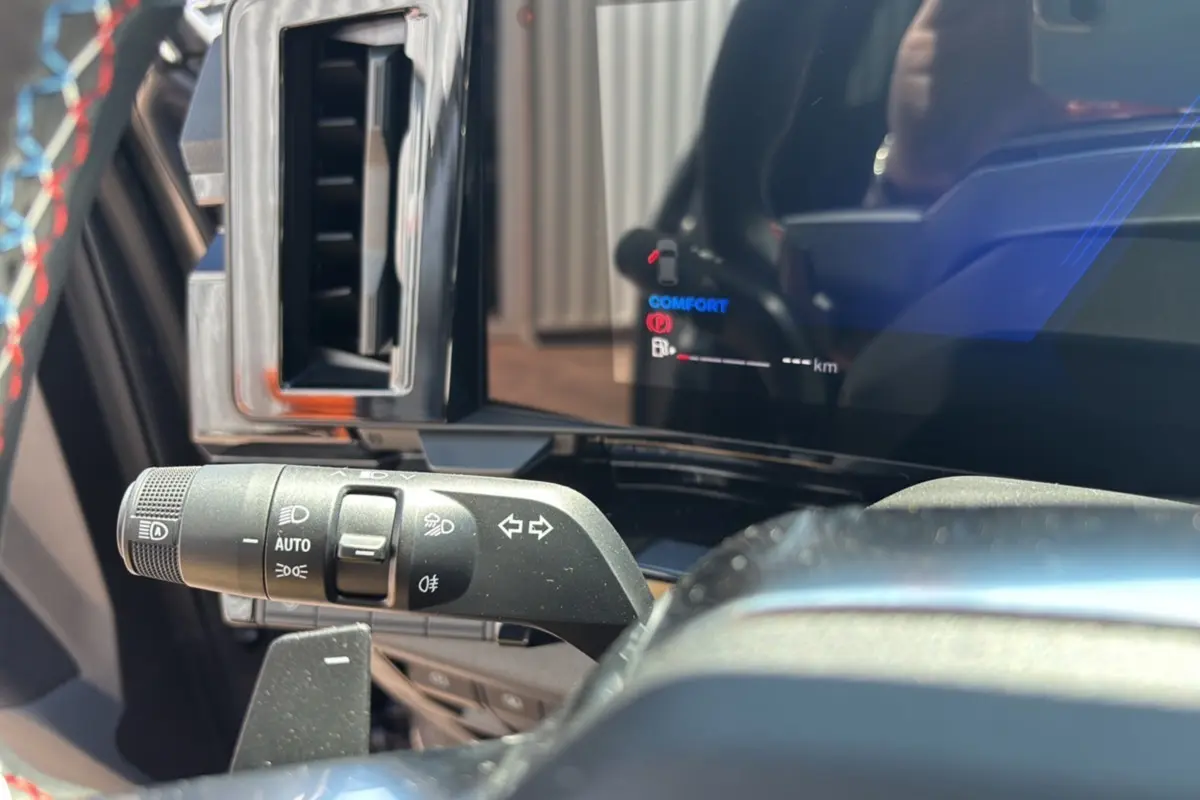 Gros plan sur la commande des feux et clignotants du Renault Austral E-Tech 200 Esprit Alpine 2025, intérieur noir.