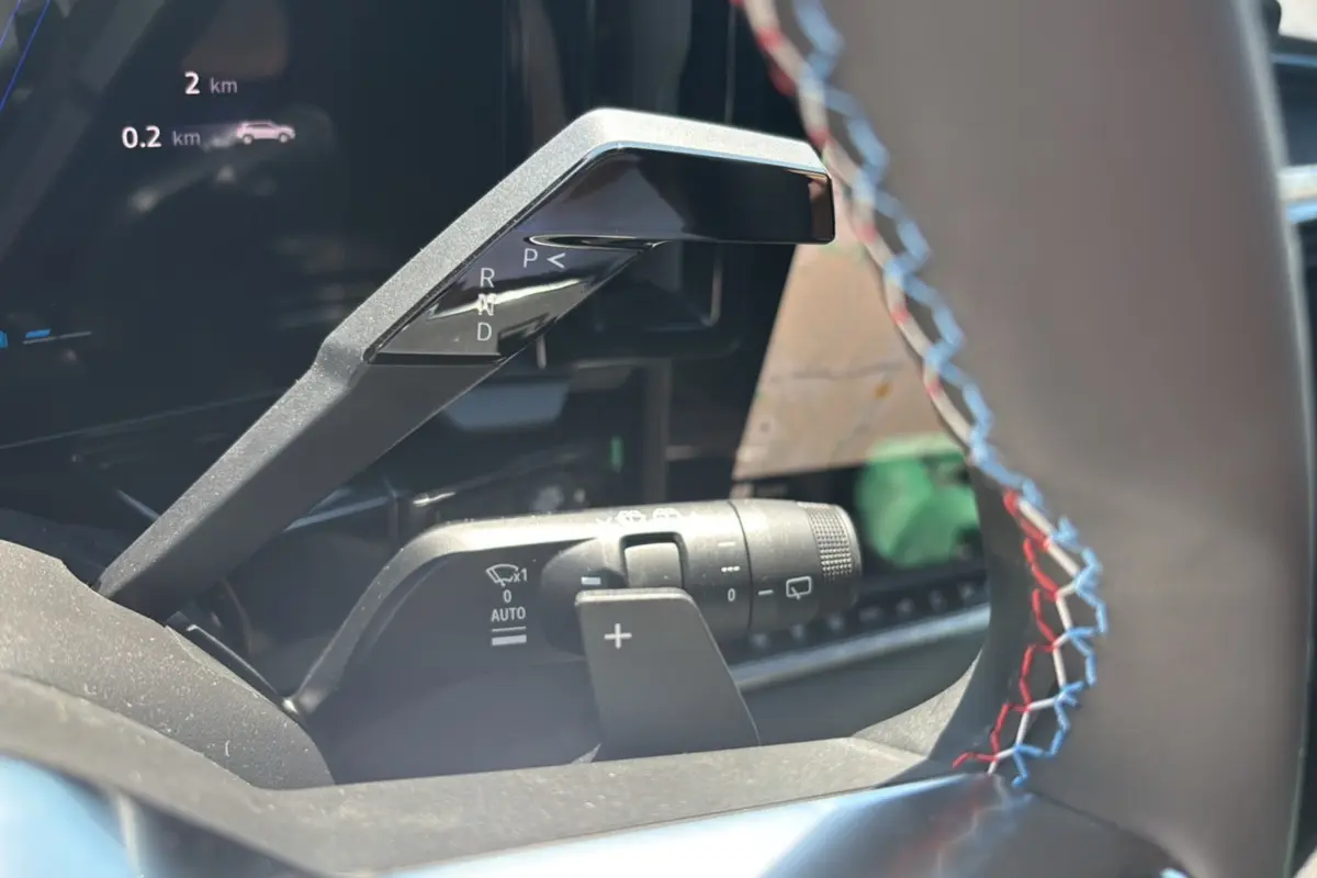 Gros plan sur la commande de boîte automatique et palettes au volant du Renault Austral E-Tech 200 Esprit Alpine 2025.