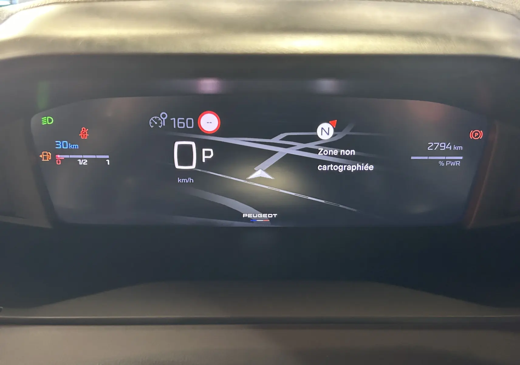 Affichage numérique du tableau de bord du Peugeot 2008 II Ph.2 Allure Hybrid, montrant la navigation et les indicateurs de conduite.