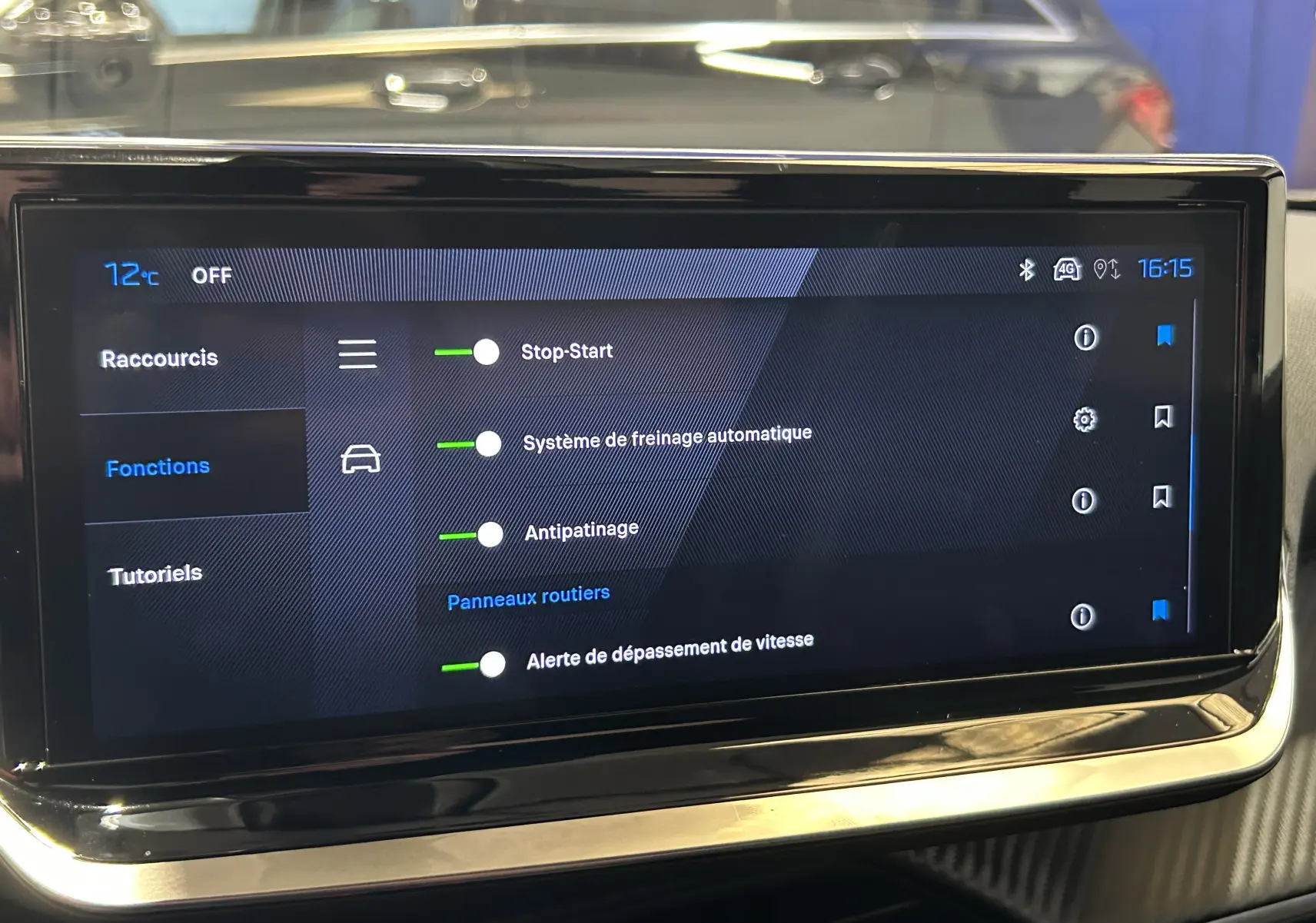 Écran tactile central du tableau de bord du Peugeot 2008 II Ph.2, affichant les réglages d'aides à la conduite.