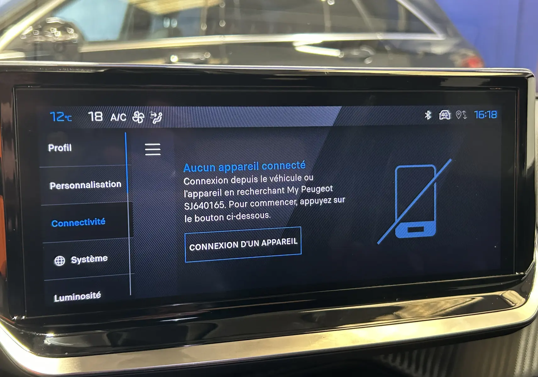 Écran tactile central du Peugeot 2008 II Ph.2 Allure Hybrid 145, affichant le menu connectivité sans appareil connecté.