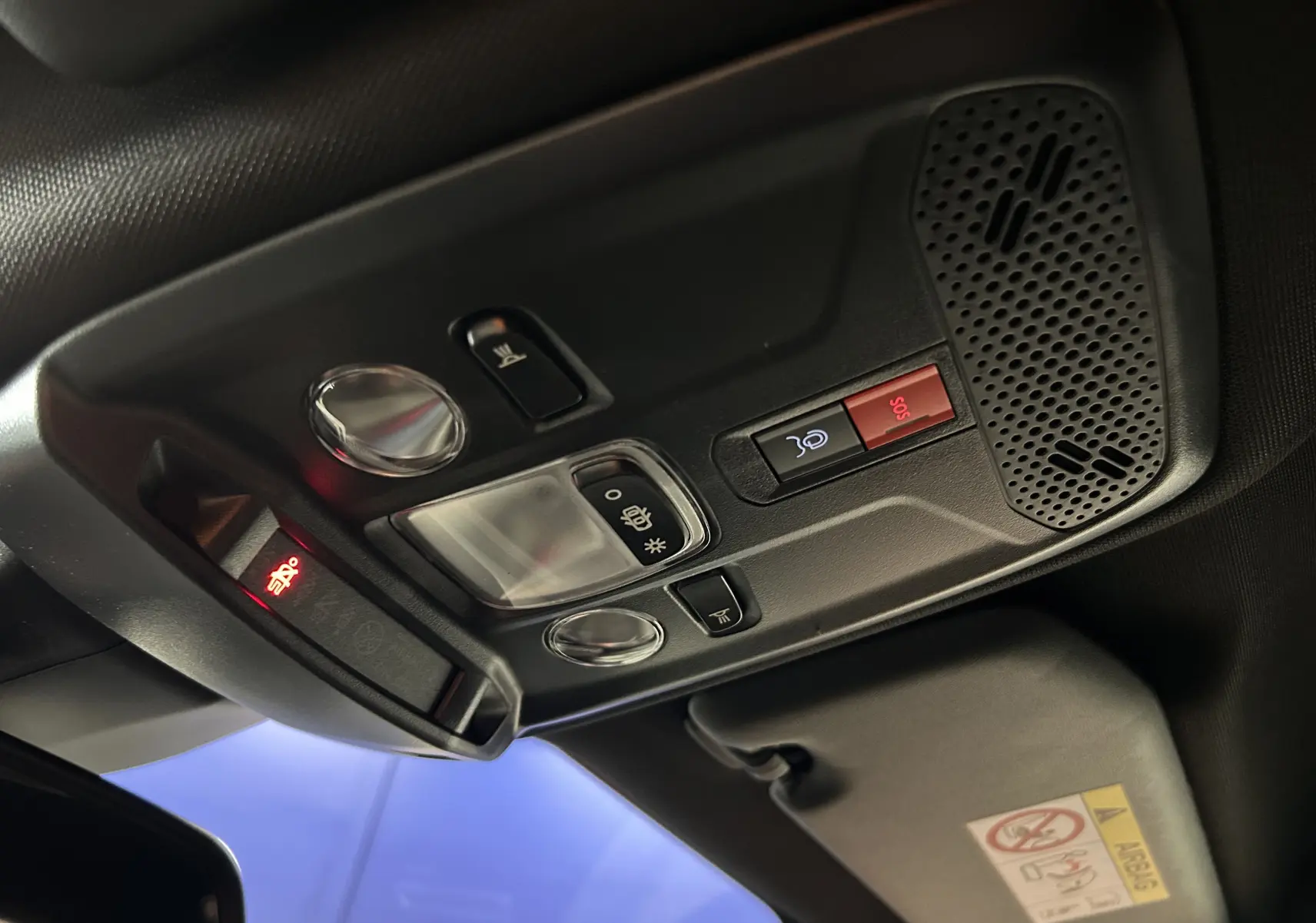 Plafonnier intérieur avec commandes d’éclairage et bouton SOS du Peugeot 2008 II Ph.2 Allure Hybrid 2025.