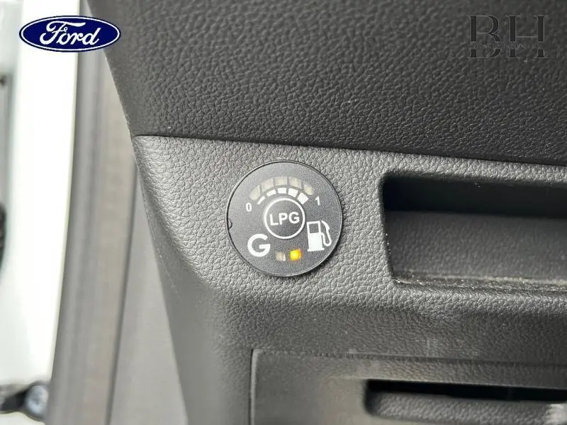 Gros plan sur le tableau de bord noir montrant l'indicateur de carburant GPL allumé, sans vue du véhicule.