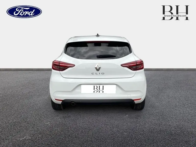 Vue arrière d'une Renault Clio blanche de 2022 avec feux arrière LED et lunette arrière teintée.
