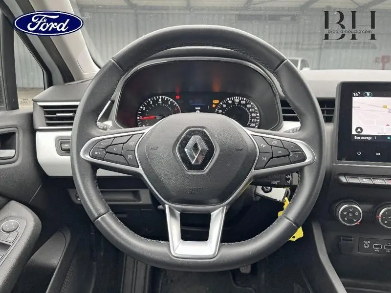 Vue frontale du volant noir de la Renault Clio 2022 avec tableau de bord et écran tactile à droite.