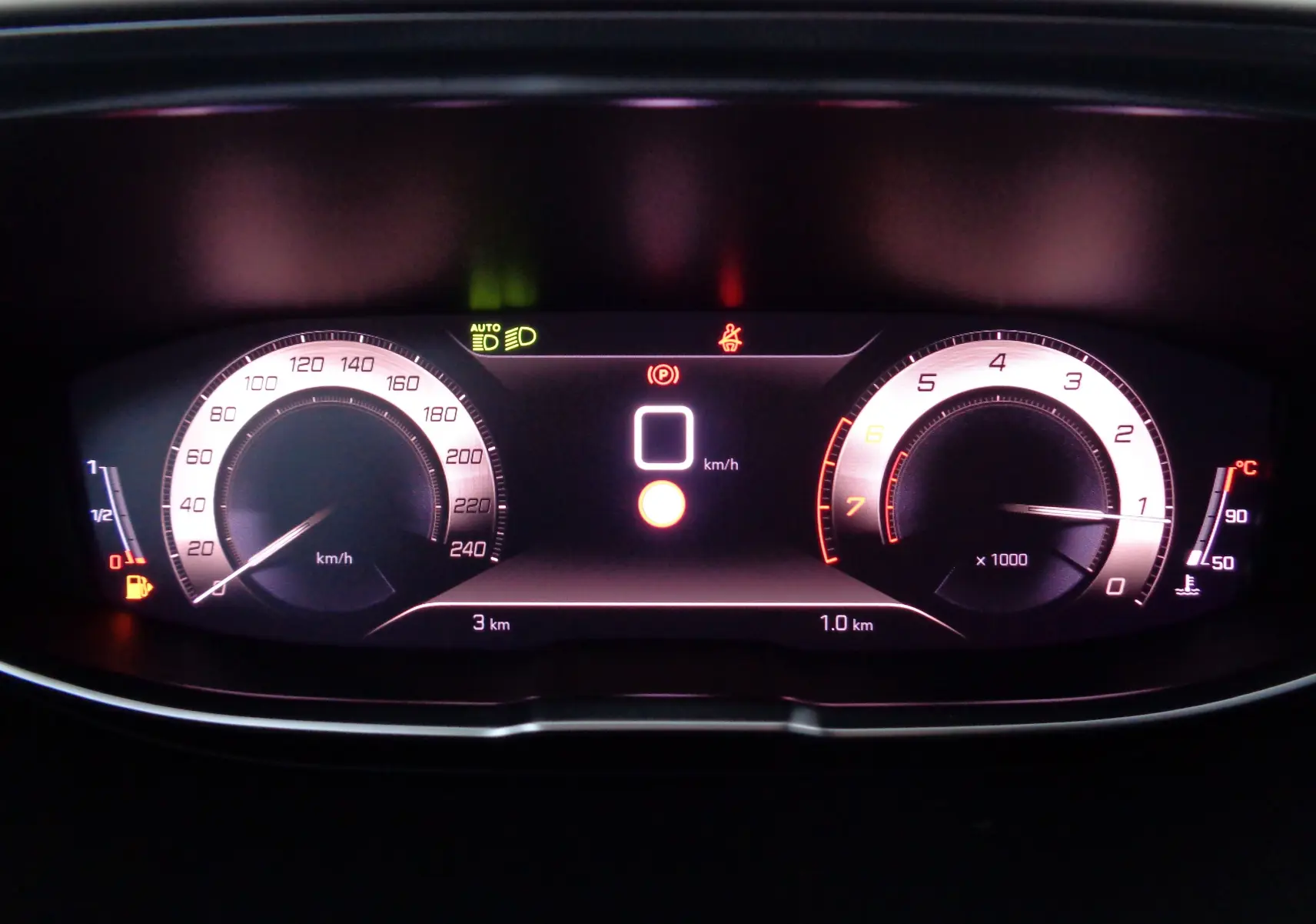 Tableau de bord numérique du Peugeot 5008 1.2 PureTech 130ch GT 2023, affichage vitesse et compte-tours éclairés.