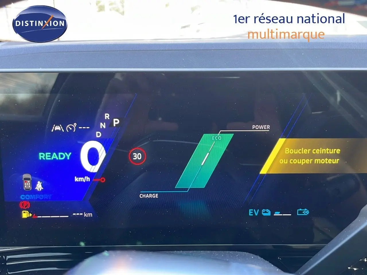 Tableau de bord numérique du Renault Espace blanc nacré 2025 affichant vitesse zéro et mode ECO en vue frontale.
