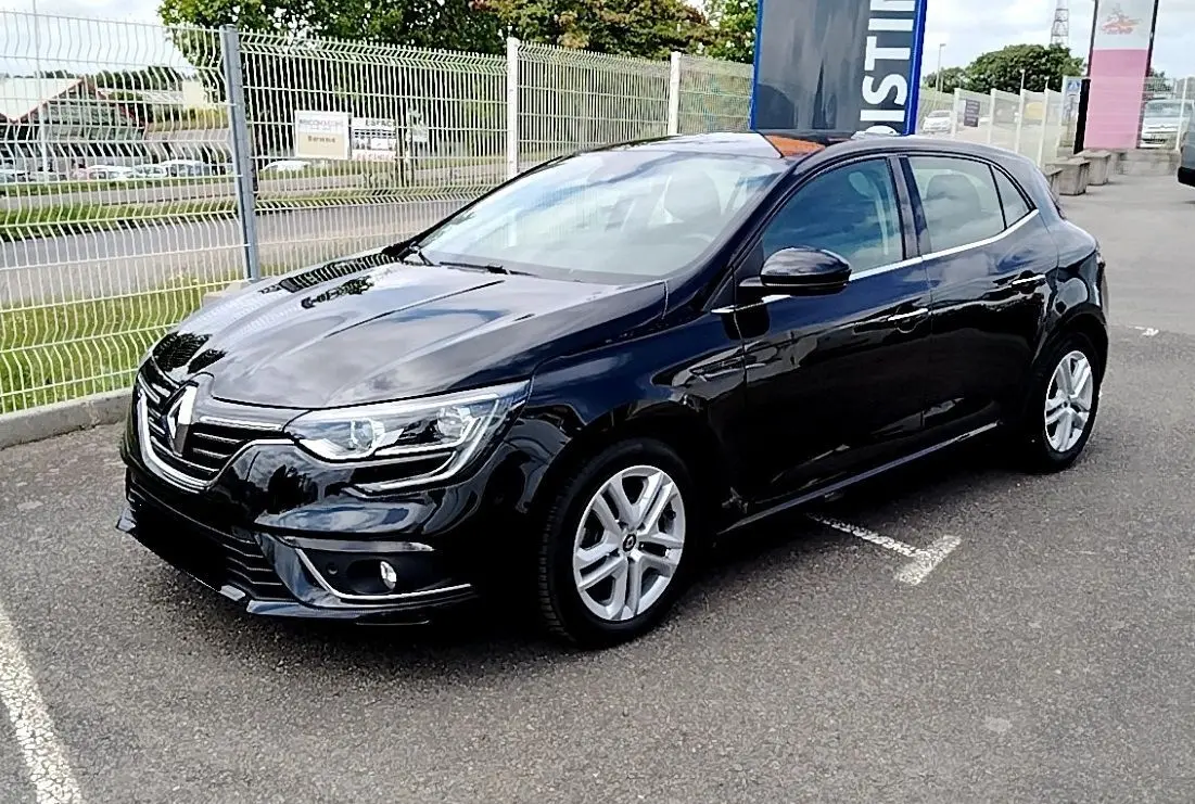 Renault Mégane IV Business TCe 140 noir vue 3/4 avant droit, avec phares LED et jantes alliage visibles.