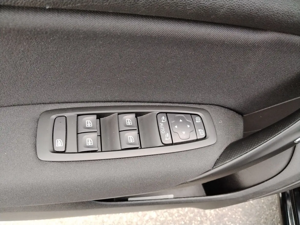 Panneau de commandes des vitres électriques sur la portière côté gauche d'une Renault Mégane IV Business noire de 2020.