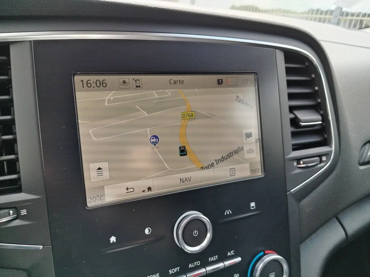 Écran tactile central du tableau de bord de la Renault Mégane IV Business noir, affichant la navigation GPS en intérieur.