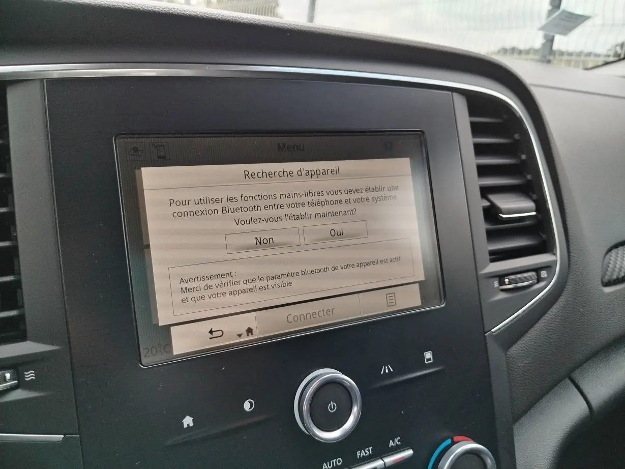 Gros plan sur l'écran tactile central de la Renault Mégane IV Business noir, affichant le menu Bluetooth dans l'habitacle.