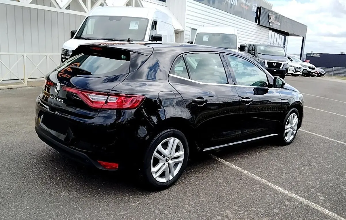 Renault Mégane IV Business TCe 140 noir vue 3/4 arrière droit, feux LED et jantes alliage visibles.