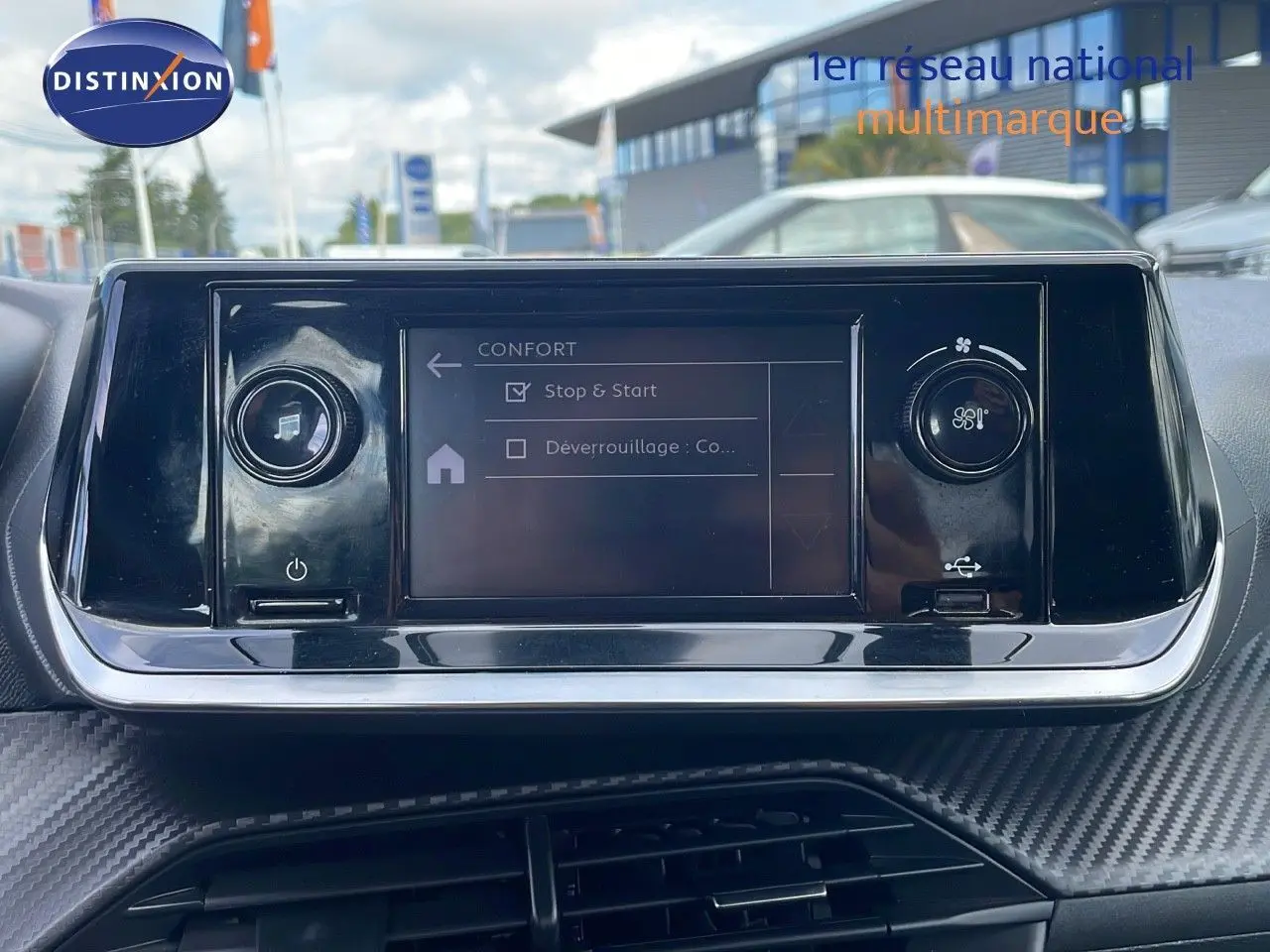 Écran tactile central de la Peugeot 208 blanc banquise, affichant les réglages de confort avec commandes circulaires.