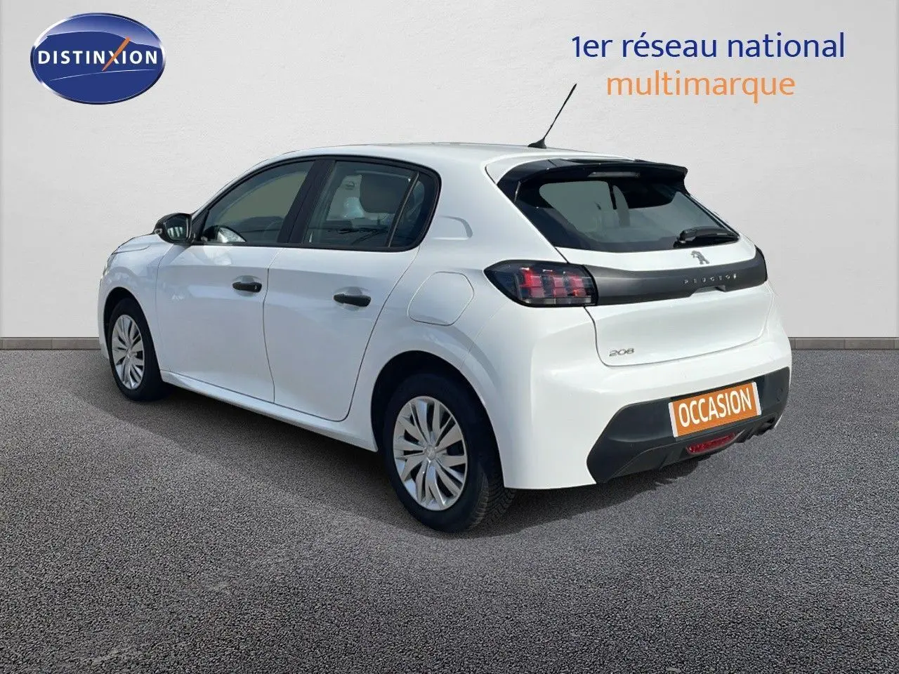 Peugeot 208 blanc banquise vue 3/4 arrière droit, mettant en valeur ses feux arrière et sa silhouette compacte.