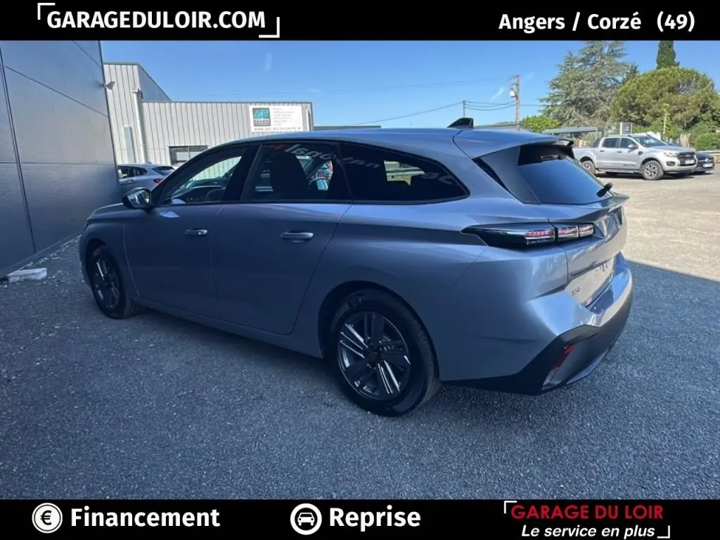 Peugeot 308 BlueHDi gris clair vue 3/4 arrière droit, avec feux arrière LED et jantes alliage noires.