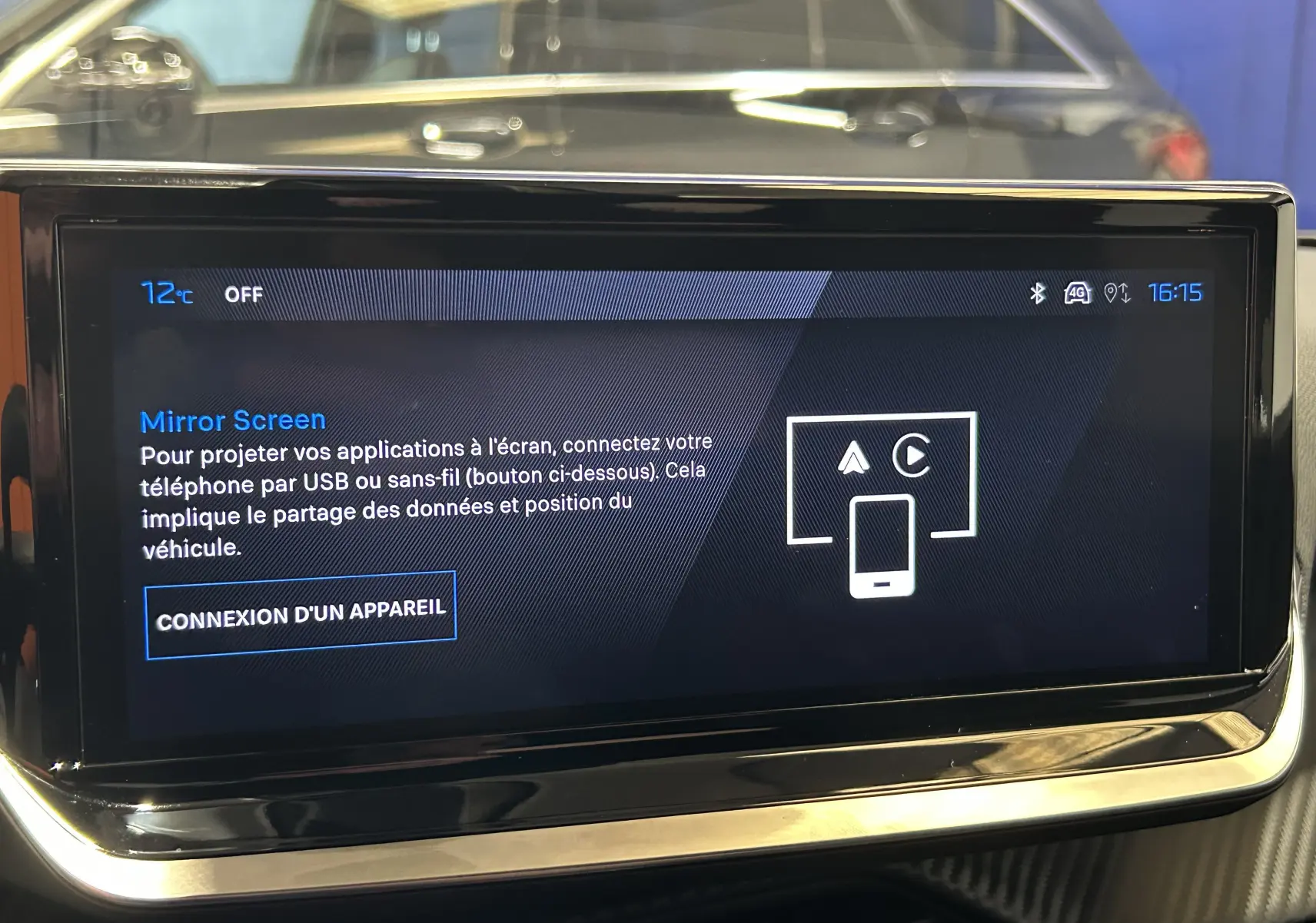 Écran tactile central du tableau de bord du Peugeot 2008 gris Selenium, affichant l'interface Mirror Screen.