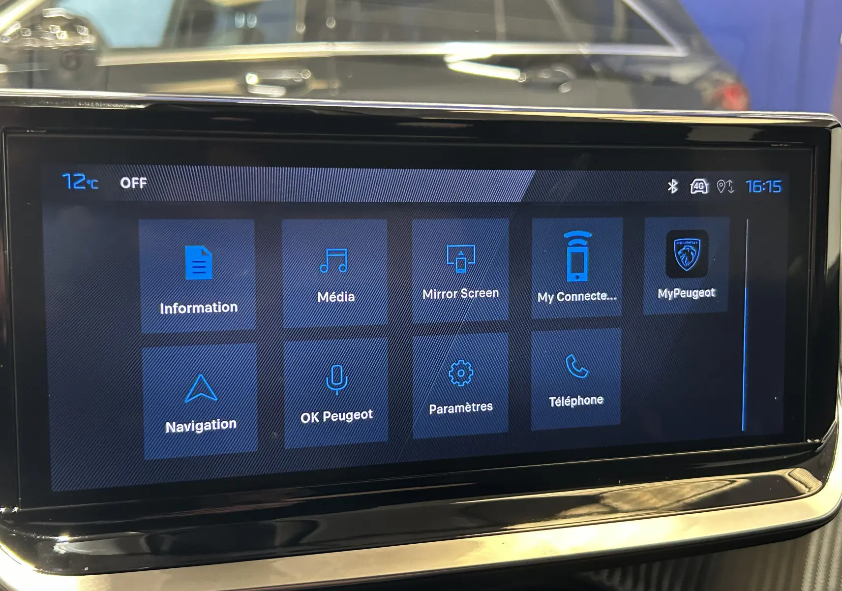 Écran tactile central du Peugeot 2008 II Ph.2 Allure Hybrid 145, affichant le menu principal connecté.