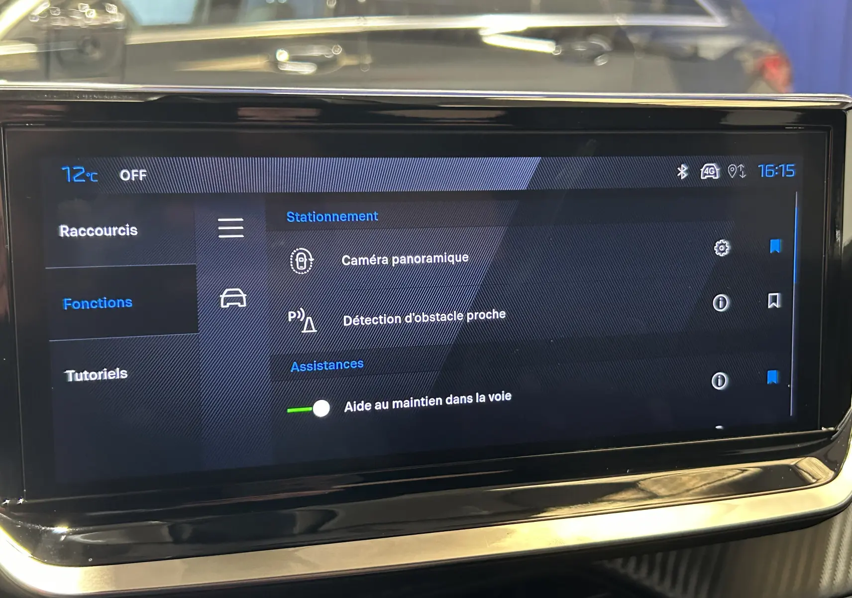 Écran tactile central du Peugeot 2008 gris Selenium affichant les options d’aide à la conduite et stationnement.