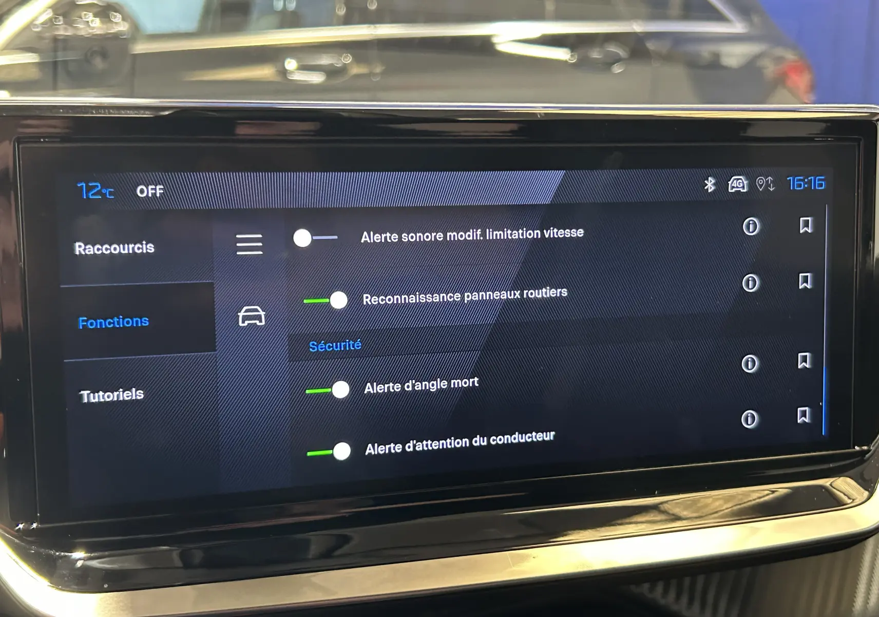 Écran tactile central du Peugeot 2008 II Ph.2 Allure Hybrid 145, affichant les réglages d'alerte sécurité.