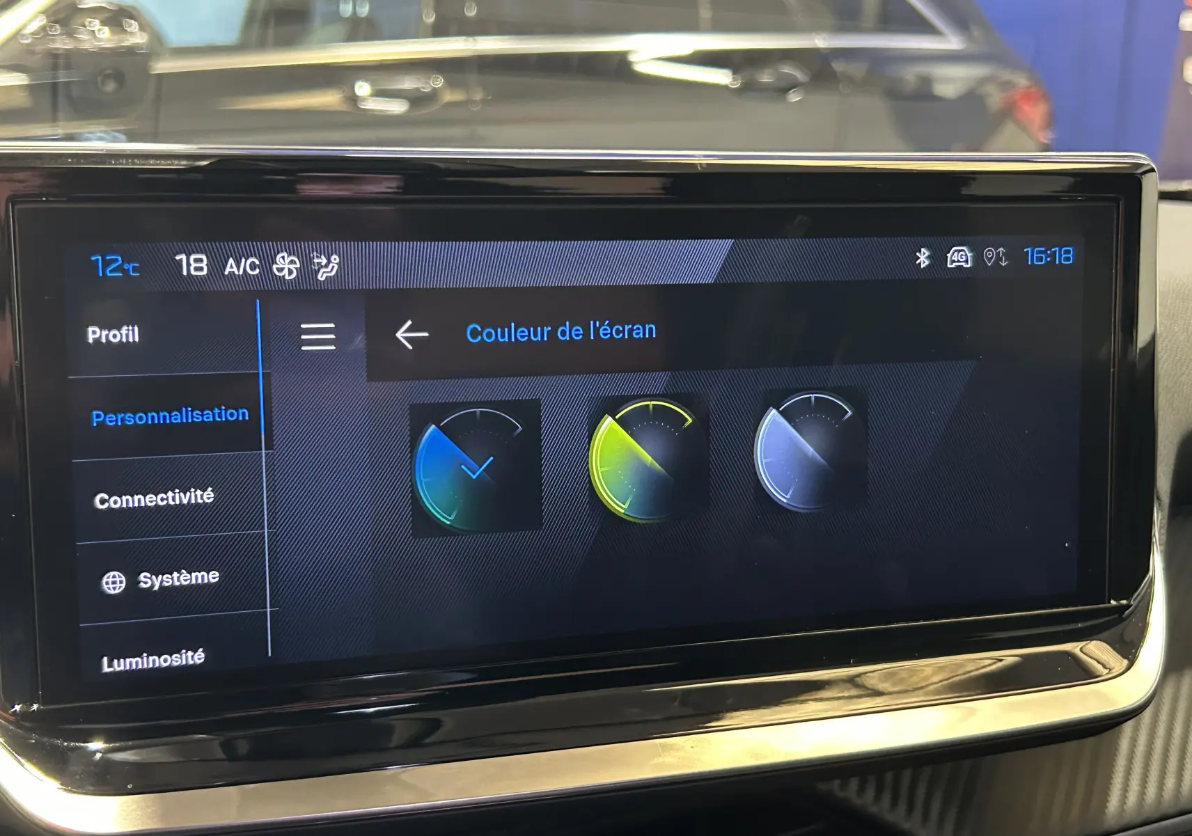 Écran tactile central du Peugeot 2008 gris Selenium montrant les options de personnalisation de la couleur d'affichage.