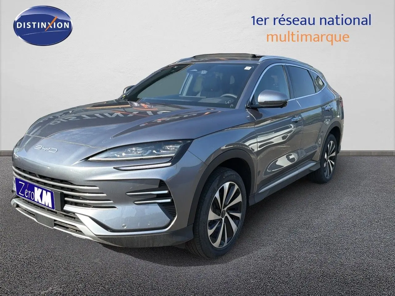 Vue 3/4 avant droite du BYD SEAL U gris TIME GREY, mettant en valeur ses lignes modernes et ses jantes bicolores.