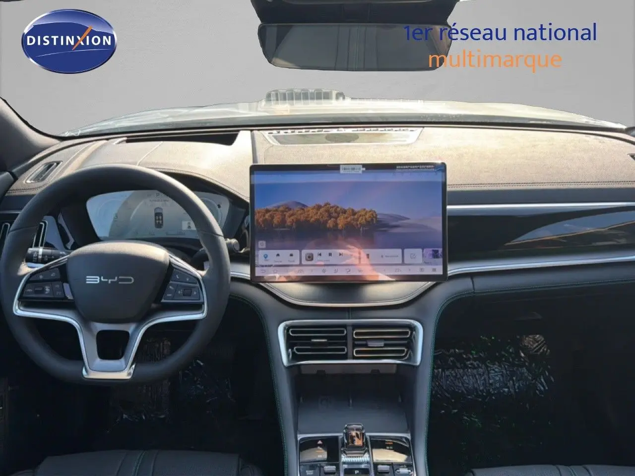 Vue intérieure avant du tableau de bord du BYD SEAL U 2026 en gris, avec grand écran tactile central et volant multifonction.