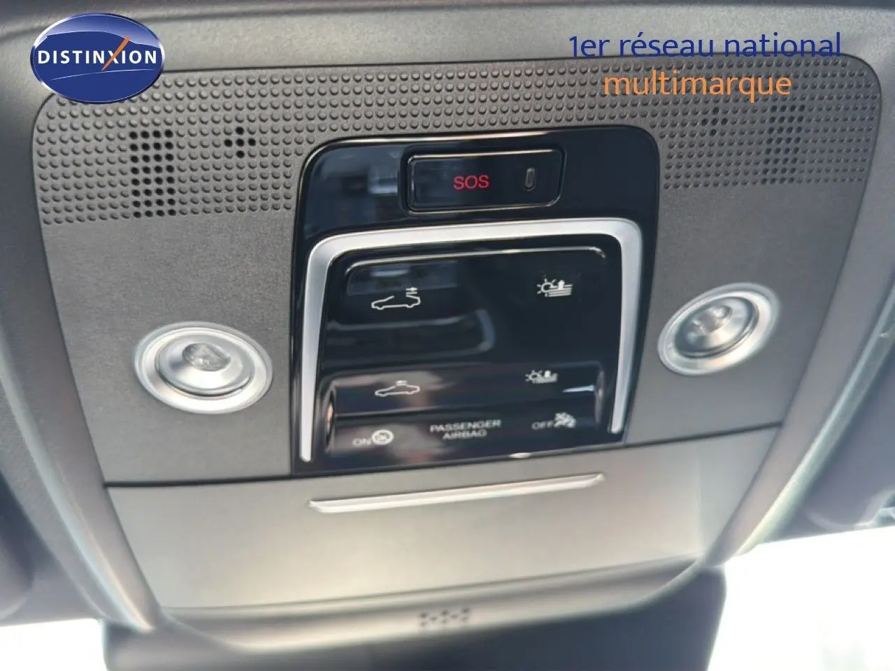 Vue rapprochée du plafonnier intérieur du BYD SEAL U 2026 avec boutons SOS et éclairage, finition gris clair.
