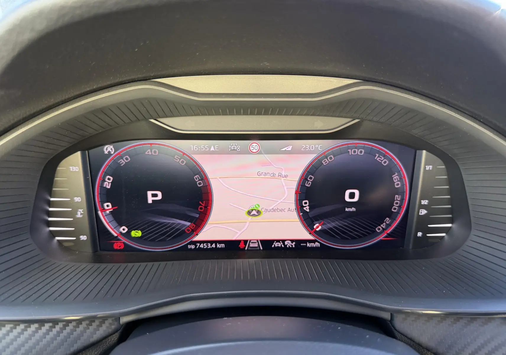 Vue rapprochée du tableau de bord numérique du Skoda Kamiq 2025, affichant la navigation et les compteurs digitaux.