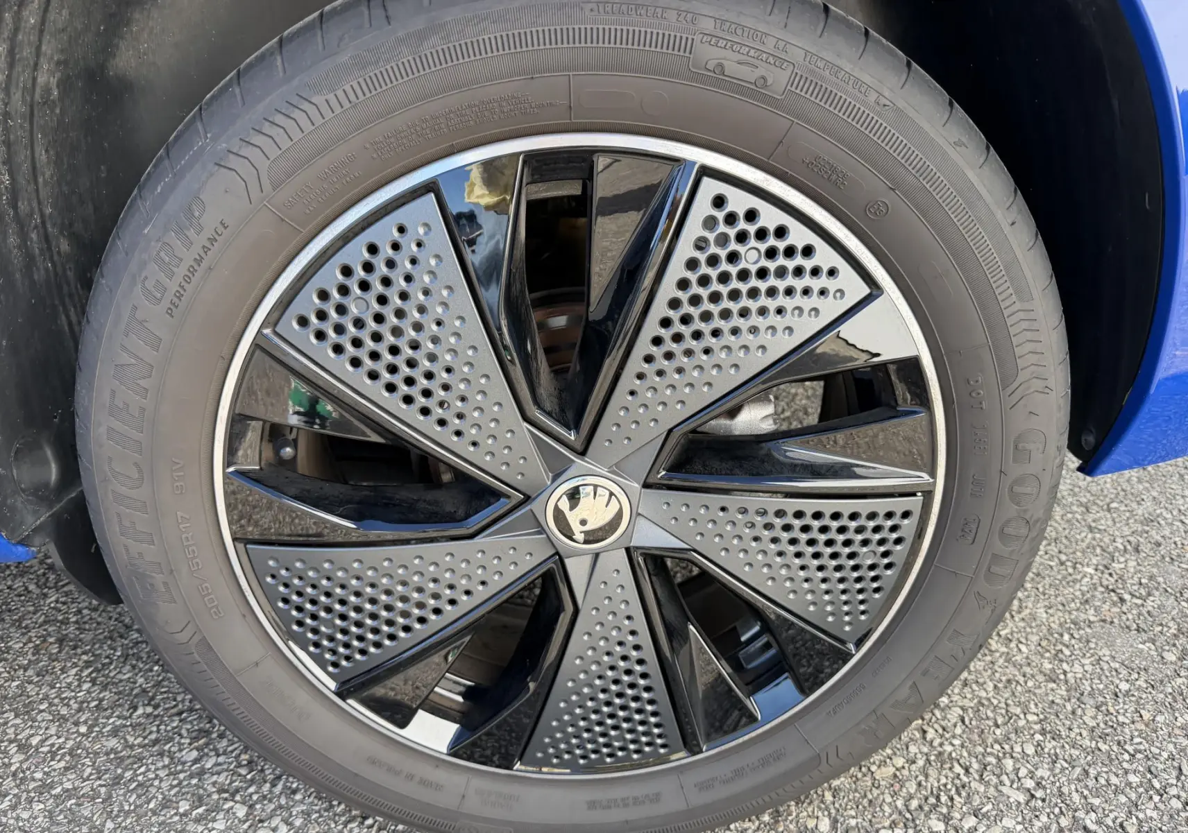 Gros plan sur la jante alliage noire et grise du côté avant droit d’un Skoda Kamiq bleu 2025.