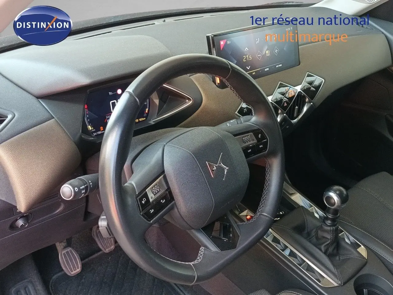 Intérieur du DS3 Crossback 2020, vue sur le volant cuir et la console centrale avec levier de vitesse manuelle.