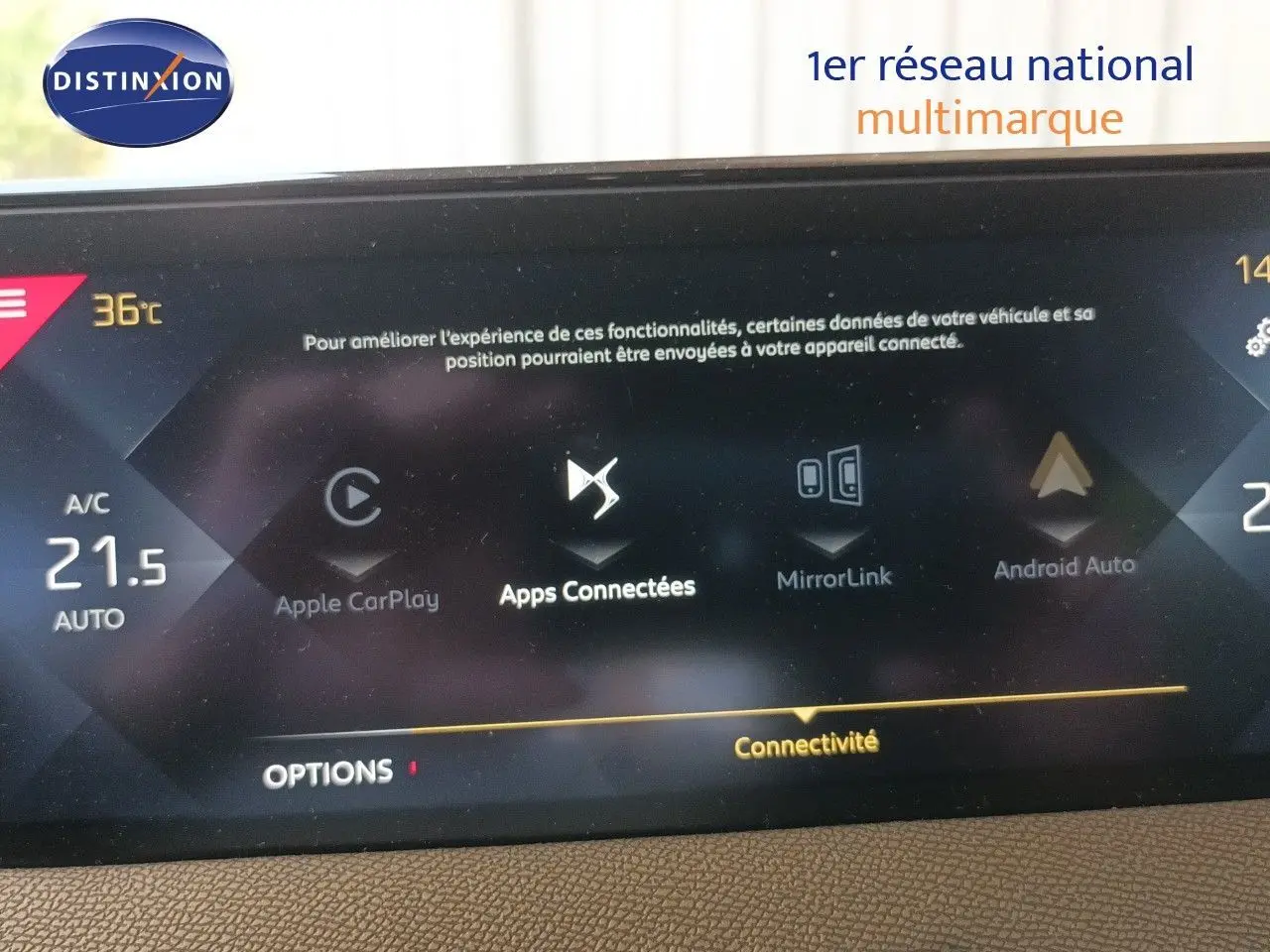 Écran tactile central du DS3 Crossback montrant les options de connectivité avec Apple CarPlay et Android Auto.