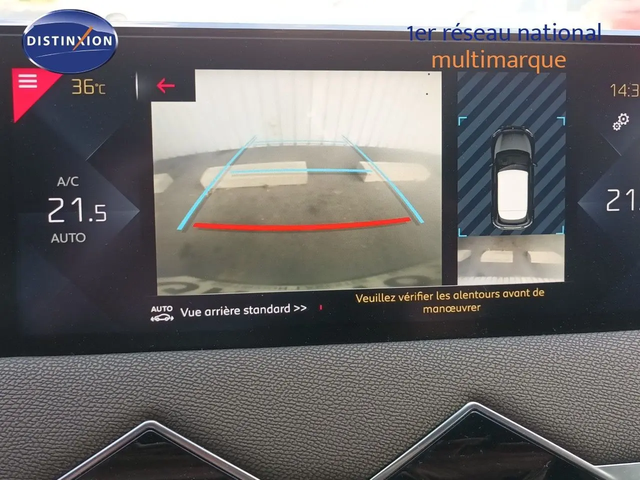 Écran de caméra de recul du DS3 Crossback rouge métal avec toit blanc, affichant les lignes d’aide au stationnement.