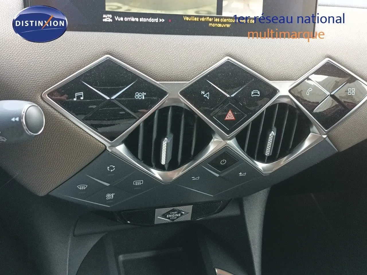 Détail du tableau de bord du DS3 Crossback 2020 avec commandes en losange et aérateurs centraux.