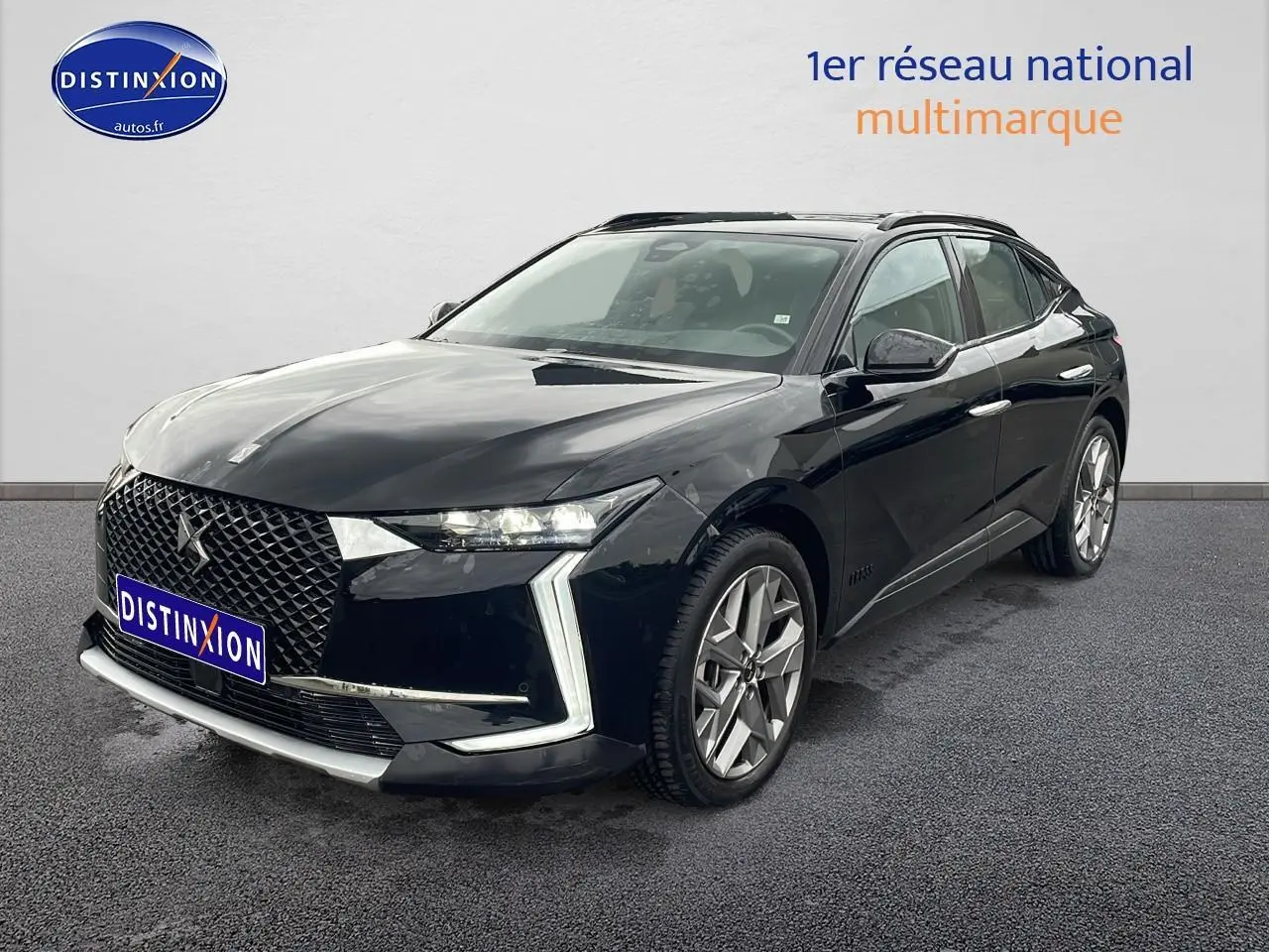 DS4 E-tense 225 Cross Trocadero noir vue 3/4 avant droit avec calandre distinctive et jantes 19 pouces Sapporo.