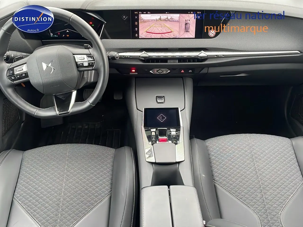 Intérieur avant du DS4 E-tense 225 noir, vue du tableau de bord et console centrale avec écran tactile et volant cuir.