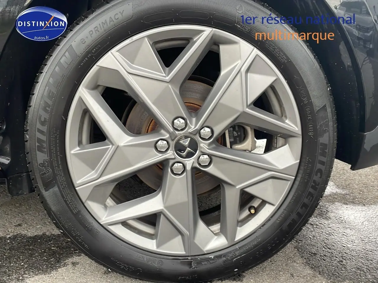 Gros plan sur la jante alliage 19'' Sapporo argentée du côté gauche d'une DS4 E-tense 225 noire.